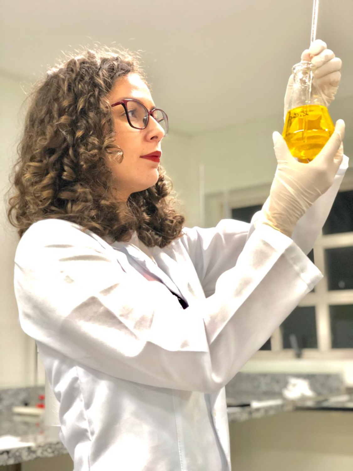 Técnica do Laboratório H2O da Amazônia analisando amostra química